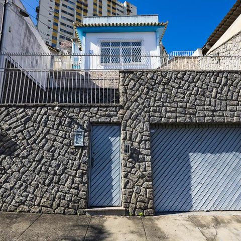 Casa à venda com 269m², 3 quartos e 1 vaga Casa à venda com 269m², 3 quartos e 1 vagaFachada