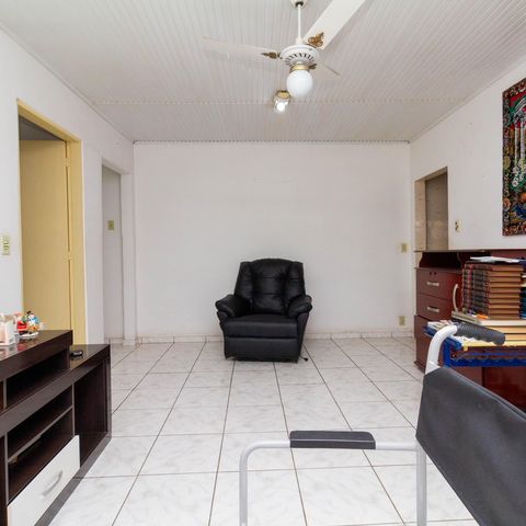 Casa à venda com 100m², 2 quartos e 2 vagas Casa à venda com 100m², 2 quartos e 2 vagasSala