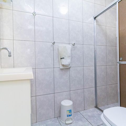 Casa à venda com 100m², 2 quartos e 2 vagas Casa à venda com 100m², 2 quartos e 2 vagasBanheiro 1