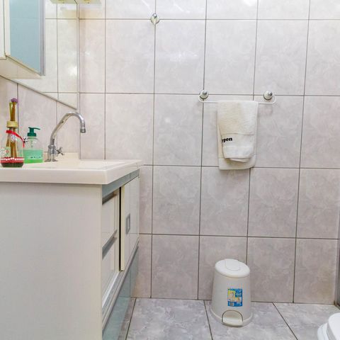 Casa à venda com 100m², 2 quartos e 2 vagas Casa à venda com 100m², 2 quartos e 2 vagasBanheiro 1