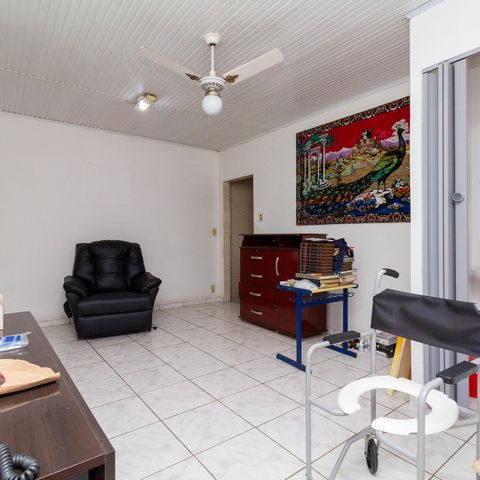 Casa à venda com 100m², 2 quartos e 2 vagas Casa à venda com 100m², 2 quartos e 2 vagasSala