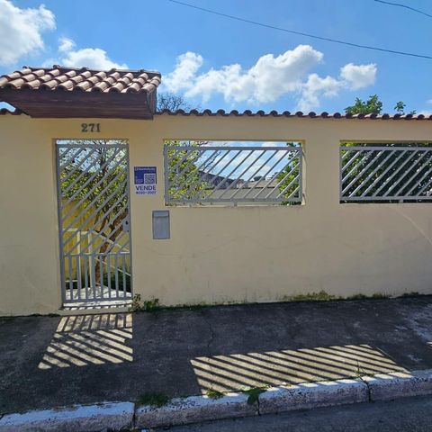Casa à venda com 100m², 2 quartos e 2 vagas Casa à venda com 100m², 2 quartos e 2 vagasFachada