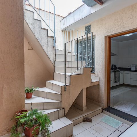 Casa para alugar com 300m², 3 quartos e sem vagaEscada para terraço