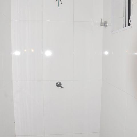 Casa à venda com 180m², 4 quartos e 4 vagas Casa à venda com 180m², 4 quartos e 4 vagasDetalhe - Banheiro na Garagem