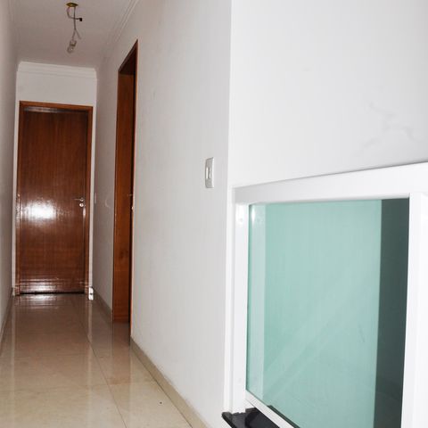 Casa à venda com 180m², 4 quartos e 4 vagas Casa à venda com 180m², 4 quartos e 4 vagasDetalhe - Varanda do Quarto 01 com Closet e Suíte