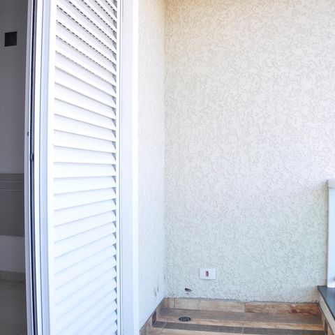 Casa à venda com 180m², 4 quartos e 4 vagas Casa à venda com 180m², 4 quartos e 4 vagasDetalhe - Varanda do Quarto 01 com Closet e Suíte