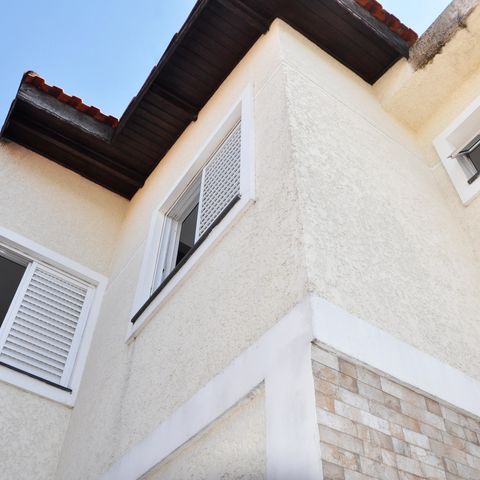 Casa à venda com 180m², 4 quartos e 4 vagas Casa à venda com 180m², 4 quartos e 4 vagasDetalhe - Fachada do Corredor Externo