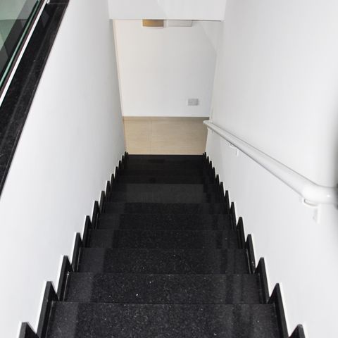 Casa à venda com 180m², 4 quartos e 4 vagas Casa à venda com 180m², 4 quartos e 4 vagasDetalhe - Escada Quartos