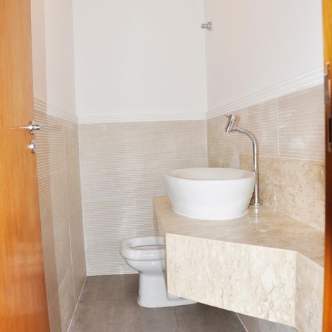 Casa à venda com 180m², 4 quartos e 4 vagas Casa à venda com 180m², 4 quartos e 4 vagasDetalhe - Lavabo