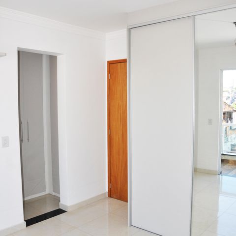 Casa à venda com 180m², 4 quartos e 4 vagas Casa à venda com 180m², 4 quartos e 4 vagasDetalhe - Quarto 01 com Closet e Suíte