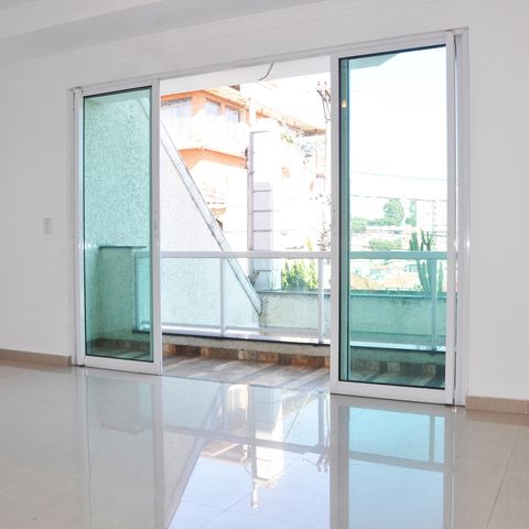 Casa à venda com 180m², 4 quartos e 4 vagas Casa à venda com 180m², 4 quartos e 4 vagasDetalhe - Sala