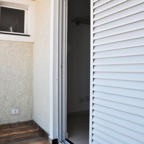 Casa à venda com 180m², 4 quartos e 4 vagas Casa à venda com 180m², 4 quartos e 4 vagasDetalhe - Varanda do Quarto 01 com Closet e Suíte