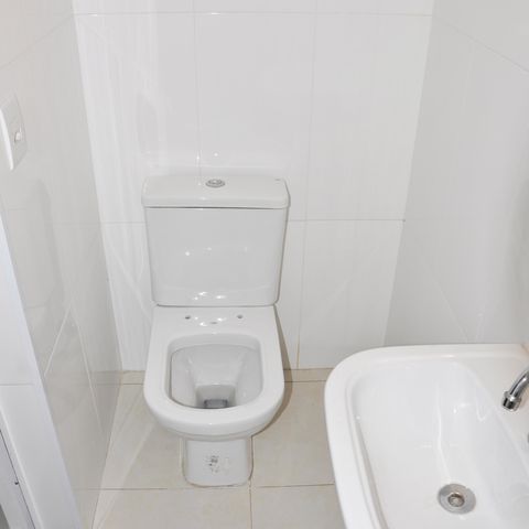 Casa à venda com 180m², 4 quartos e 4 vagas Casa à venda com 180m², 4 quartos e 4 vagasDetalhe - Banheiro na Garagem