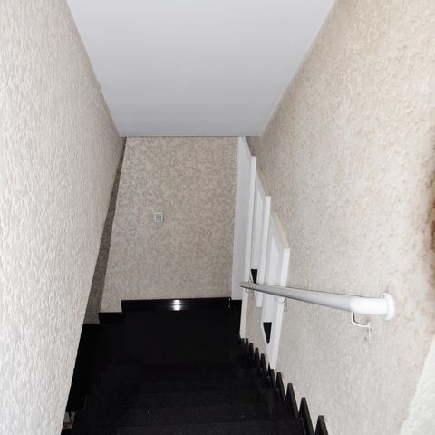 Casa à venda com 180m², 4 quartos e 4 vagas Casa à venda com 180m², 4 quartos e 4 vagasDetalhe - Escada Entrada e Saída