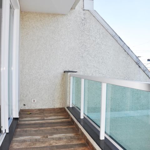 Casa à venda com 180m², 4 quartos e 4 vagas Casa à venda com 180m², 4 quartos e 4 vagasDetalhe - Varanda da Sala