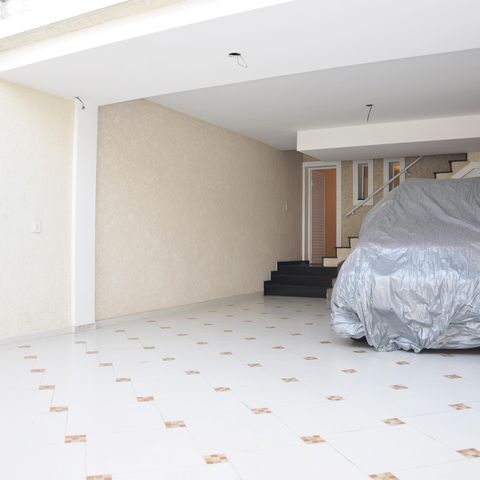 Casa à venda com 180m², 4 quartos e 4 vagas Casa à venda com 180m², 4 quartos e 4 vagasDetalhe - Garagem
