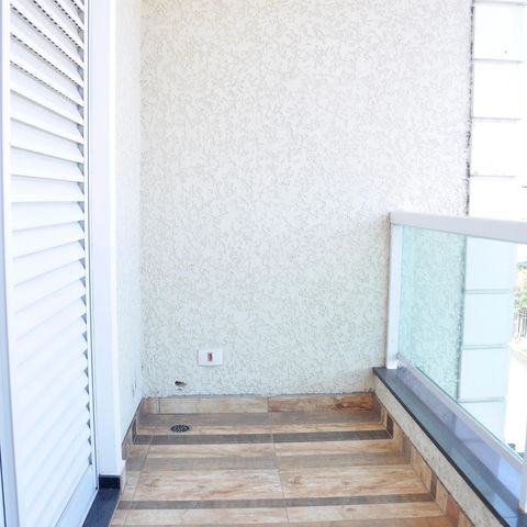 Casa à venda com 180m², 4 quartos e 4 vagas Casa à venda com 180m², 4 quartos e 4 vagasDetalhe - Varanda do Quarto 01 com Closet e Suíte