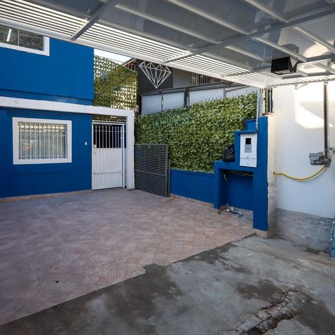 Casa à venda com 200m², 4 quartos e 2 vagasFachada garagem