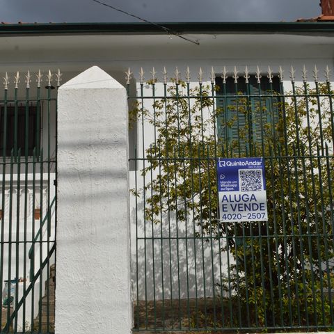 Casa à venda com 183m², 3 quartos e 2 vagasFachada + Plaquinha