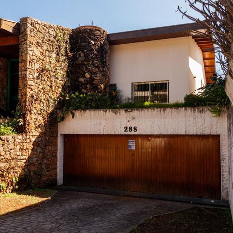 Casa para alugar com 530m², 4 quartos e 3 vagas Casa para alugar com 530m², 4 quartos e 3 vagasFachada