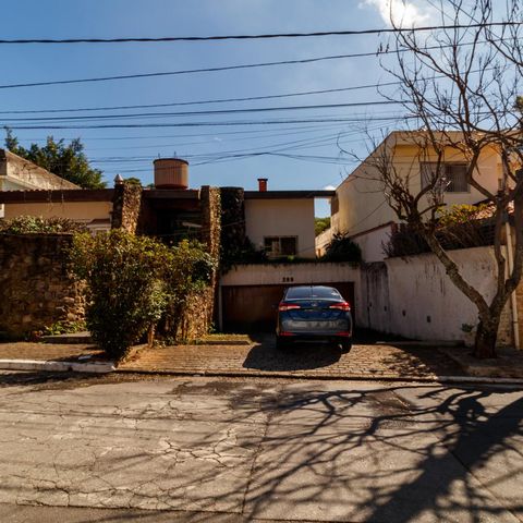 Casa para alugar com 530m², 4 quartos e 3 vagas Casa para alugar com 530m², 4 quartos e 3 vagasFachada
