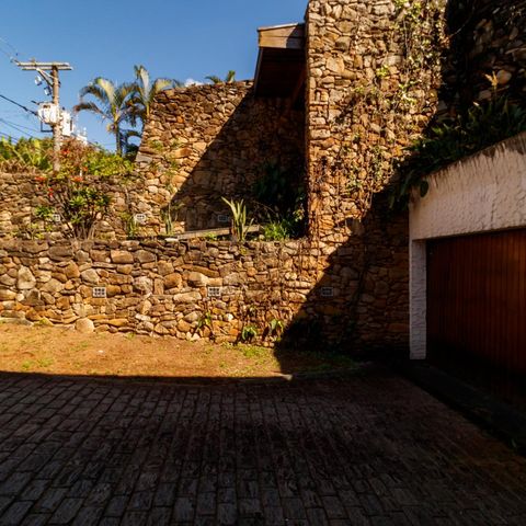 Casa para alugar com 530m², 4 quartos e 3 vagas Casa para alugar com 530m², 4 quartos e 3 vagasFachada