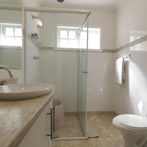 Casa à venda com 351m², 3 quartos e 3 vagasBanheiro da Suíte 1