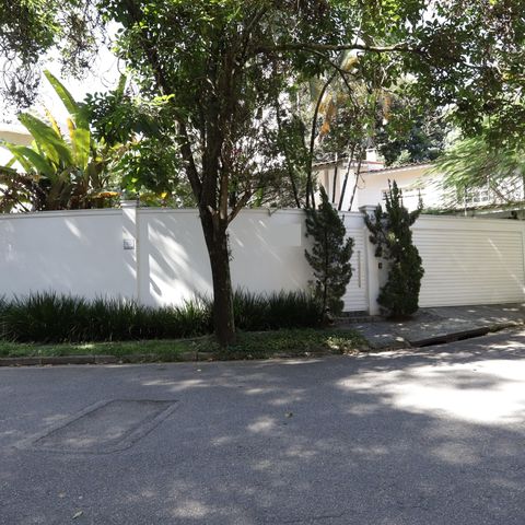 Casa à venda com 351m², 3 quartos e 3 vagasFachada