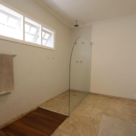 Casa à venda com 351m², 3 quartos e 3 vagasBanheiro da Suíte 2