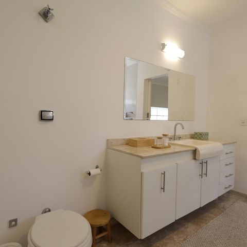 Casa à venda com 351m², 3 quartos e 3 vagasBanheiro da Suíte 2