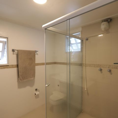 Casa à venda com 351m², 3 quartos e 3 vagasBanheiro da Suíte 2