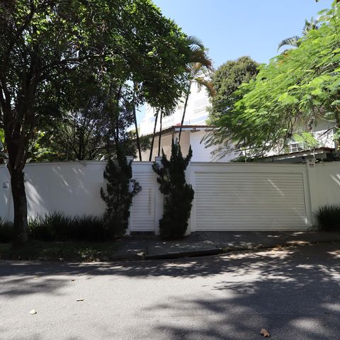 Casa à venda com 351m², 3 quartos e 3 vagasFachada