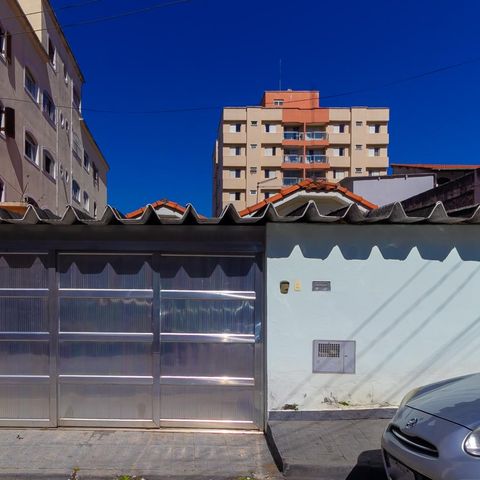 Casa à venda com 320m², 3 quartos e 2 vagas Casa à venda com 320m², 3 quartos e 2 vagasFachada