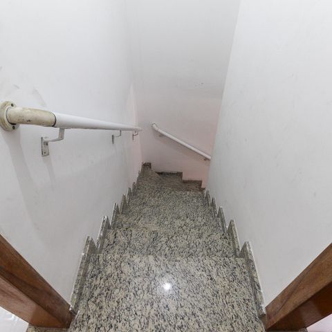 Casa à venda com 125m², 2 quartos e 2 vagas Casa à venda com 125m², 2 quartos e 2 vagasEscada
