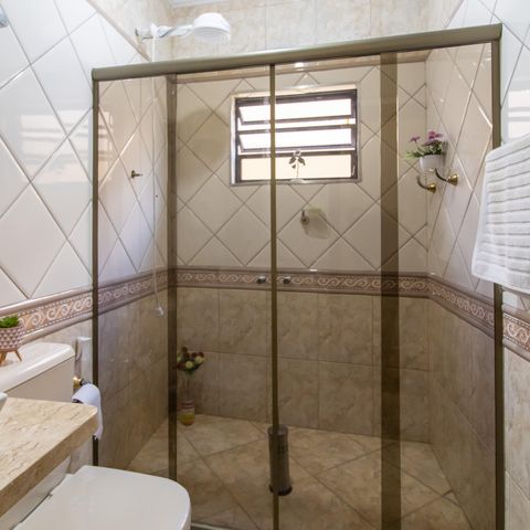 Casa à venda com 150m², 4 quartos e 2 vagas Casa à venda com 150m², 4 quartos e 2 vagasBanheiro 2