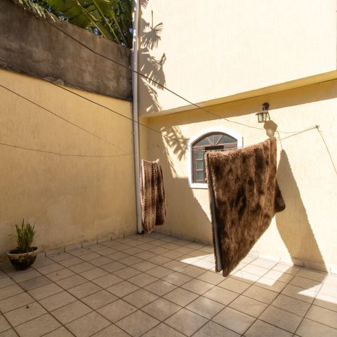 Casa à venda com 150m², 4 quartos e 2 vagas Casa à venda com 150m², 4 quartos e 2 vagasÁrea Externa