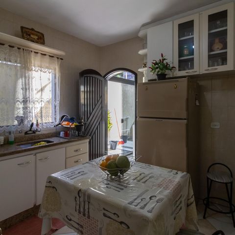 Casa à venda com 150m², 4 quartos e 2 vagas Casa à venda com 150m², 4 quartos e 2 vagasCozinha