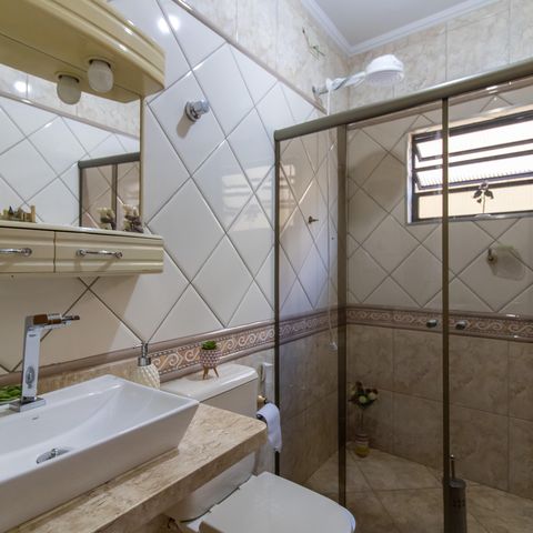 Casa à venda com 150m², 4 quartos e 2 vagas Casa à venda com 150m², 4 quartos e 2 vagasBanheiro 2