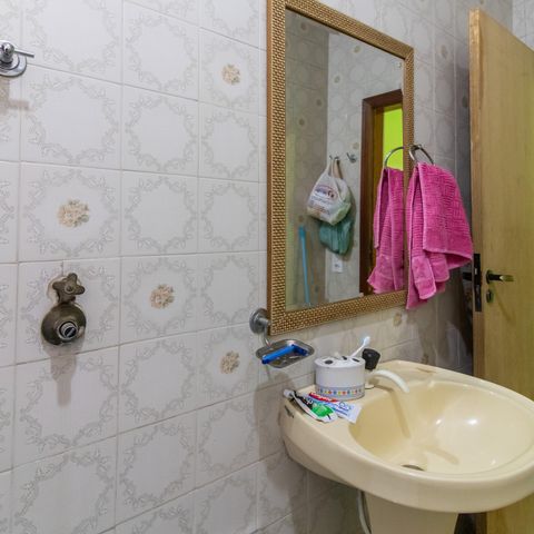 Casa à venda com 150m², 4 quartos e 2 vagas Casa à venda com 150m², 4 quartos e 2 vagasBanheiro