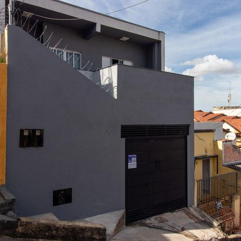 Casa à venda com 240m², 3 quartos e 1 vaga Casa à venda com 240m², 3 quartos e 1 vagaFachada