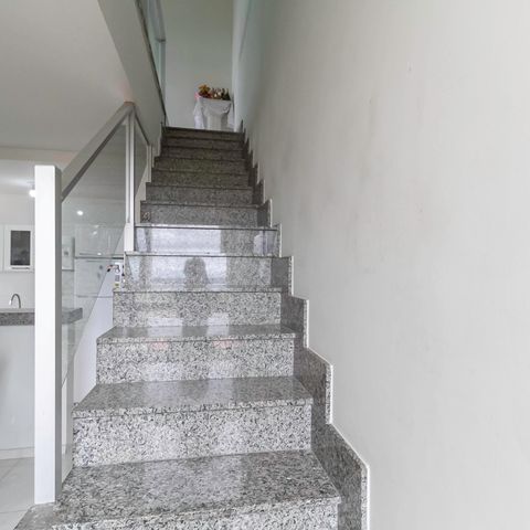 Apartamento à venda com 140m², 3 quartos e 1 vaga Apartamento à venda com 140m², 3 quartos e 1 vagaEscada