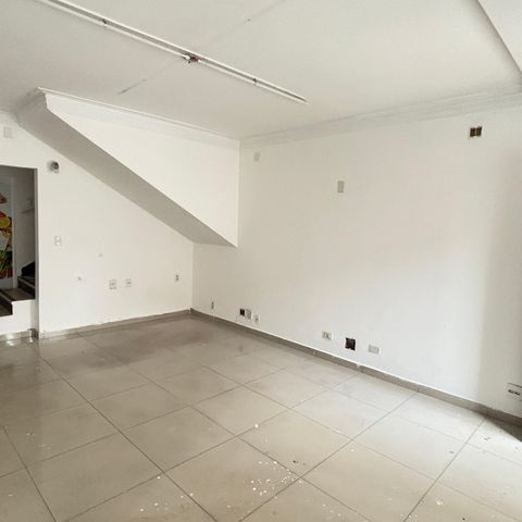Casa à venda com 100m², 2 quartos e 1 vaga Casa à venda com 100m², 2 quartos e 1 vagaSala