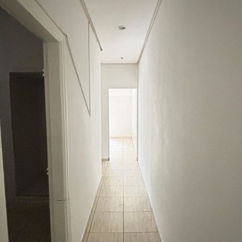 Casa à venda com 100m², 2 quartos e 1 vaga Casa à venda com 100m², 2 quartos e 1 vagaCorredor