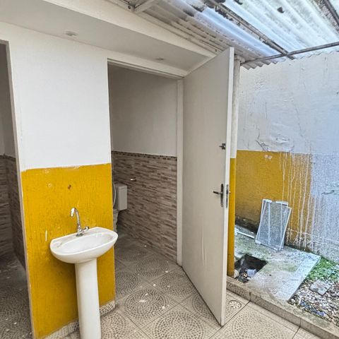 Casa à venda com 100m², 2 quartos e 1 vaga Casa à venda com 100m², 2 quartos e 1 vagaBanheiro de Serviço