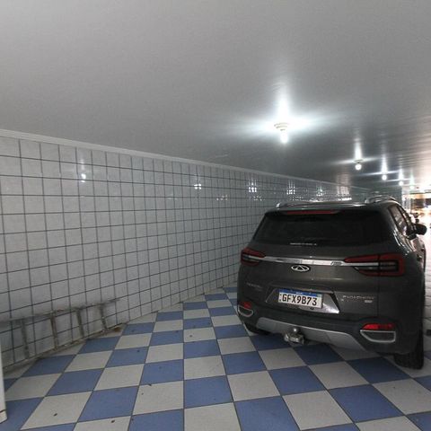 Casa à venda com 534m², 4 quartos e 10 vagas Casa à venda com 534m², 4 quartos e 10 vagasGaragem