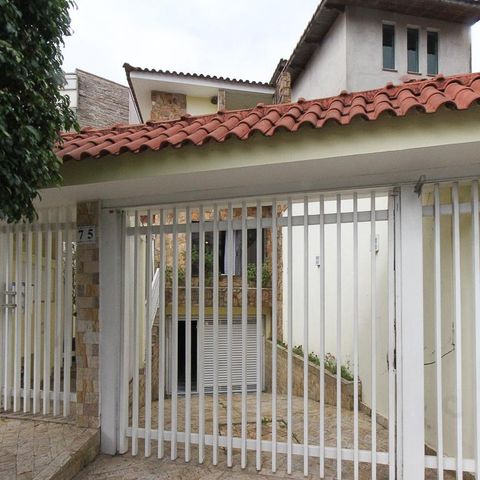 Casa à venda com 534m², 4 quartos e 10 vagas Casa à venda com 534m², 4 quartos e 10 vagasFachada
