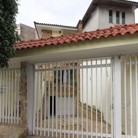 Casa à venda com 534m², 4 quartos e 10 vagas Casa à venda com 534m², 4 quartos e 10 vagasFachada