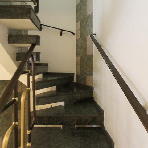 Casa à venda com 534m², 4 quartos e 10 vagas Casa à venda com 534m², 4 quartos e 10 vagasEscada