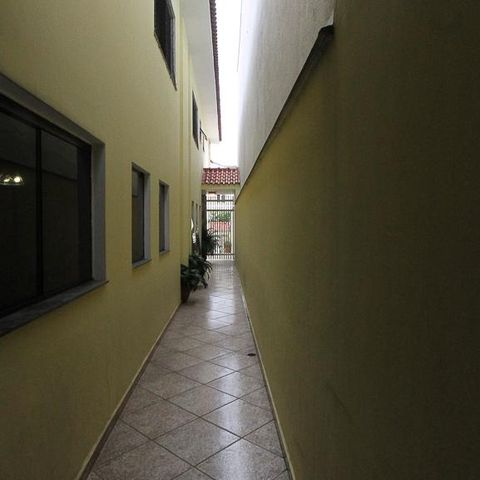 Casa à venda com 534m², 4 quartos e 10 vagas Casa à venda com 534m², 4 quartos e 10 vagasCorredor externo
