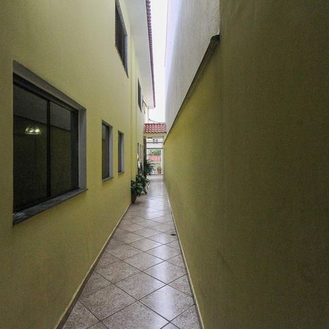 Casa à venda com 534m², 4 quartos e 10 vagas Casa à venda com 534m², 4 quartos e 10 vagasCorredor externo